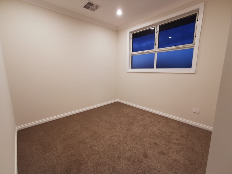 3 bedrooms townhouse back on 5