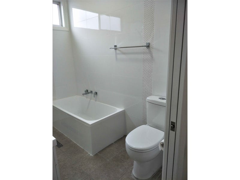 RECENTLY RENOVATED 2 BEDROOM HOME 9