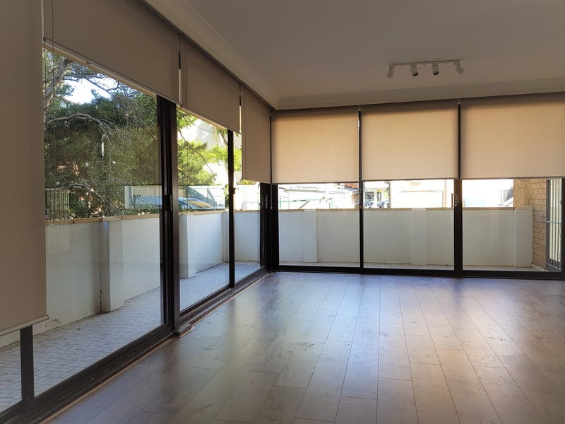 Recently renovated 2 br unit – sunny, close to beach and nightlife, convenient to transport
