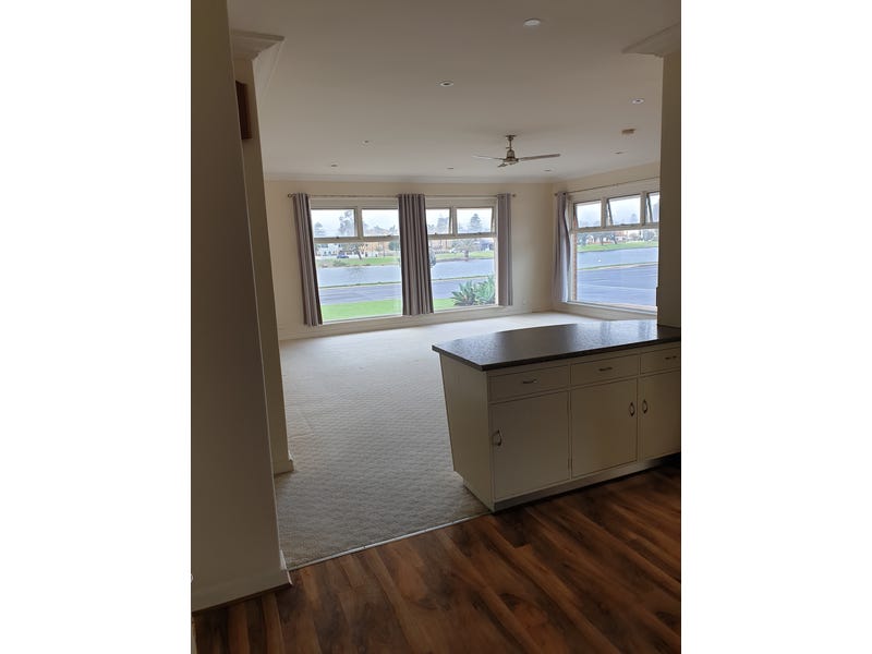 Spacious Waterfront Unit 4