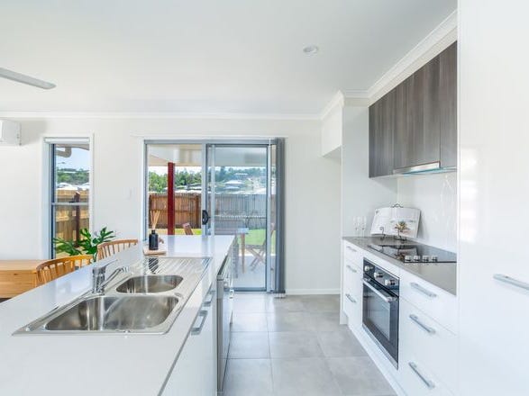 2 BEDROOM, 2 BATHROOM DUPLEX, 4