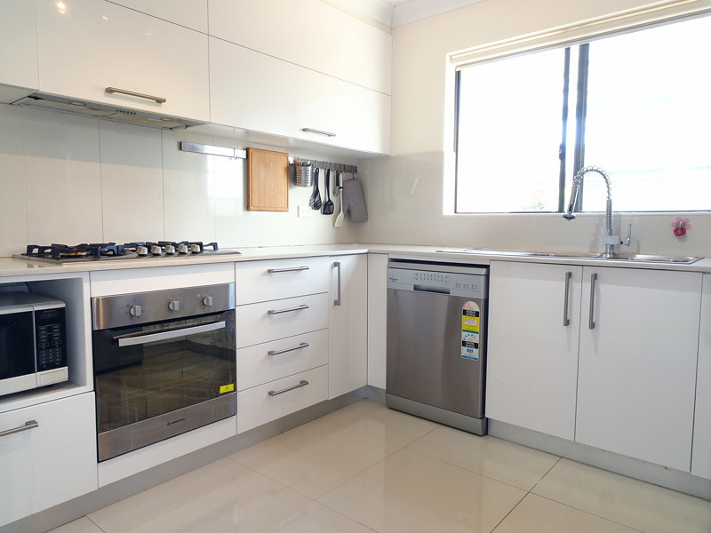 Near-new, Double-Storey Townhouse Only Minutes 3
