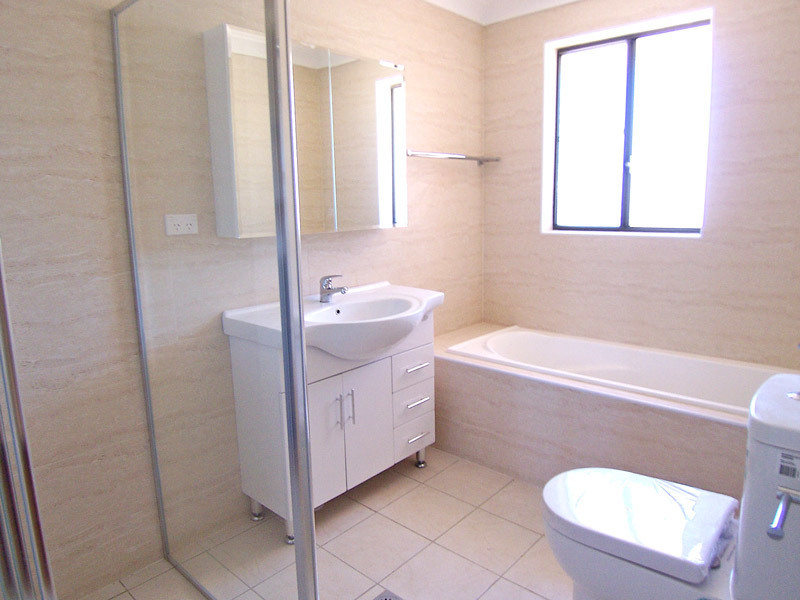 Near-new, Double-Storey Townhouse Only Minutes 5