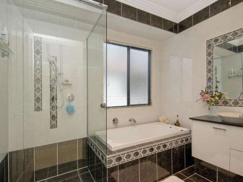 Stunning golf frontage family home 3