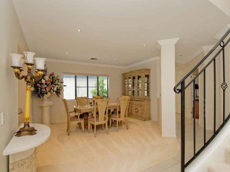 Stunning golf frontage family home 4