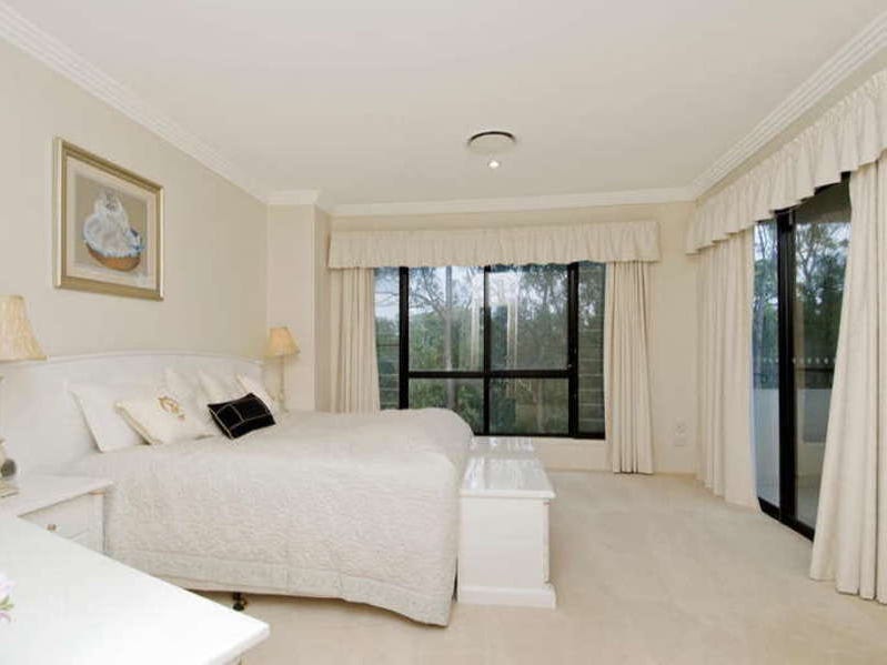 Stunning golf frontage family home 6