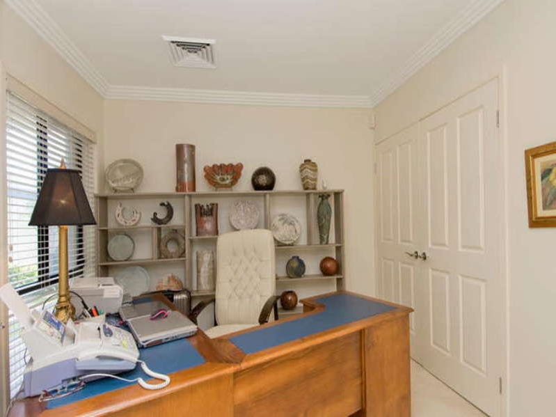 Stunning golf frontage family home 8