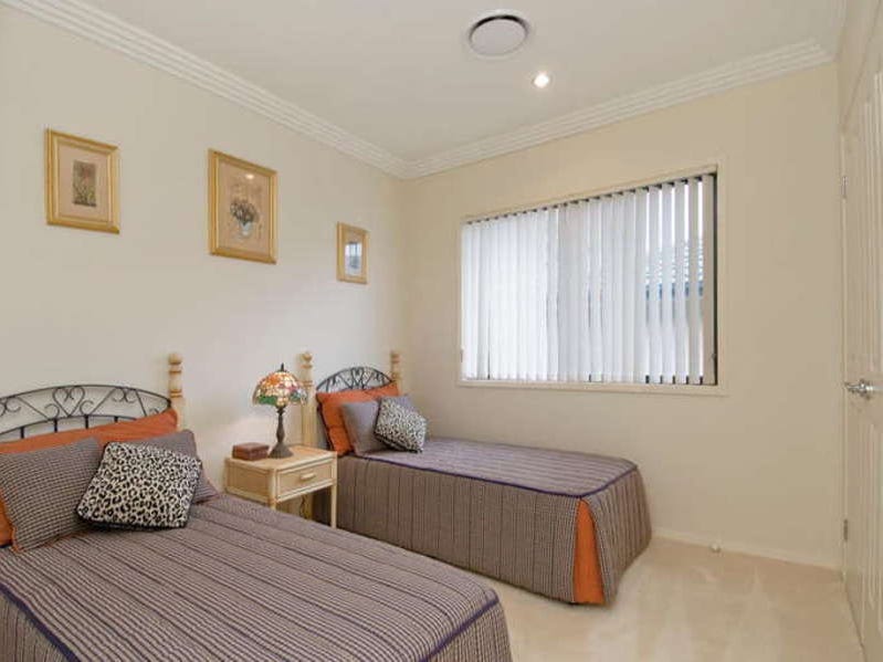 Stunning golf frontage family home 11