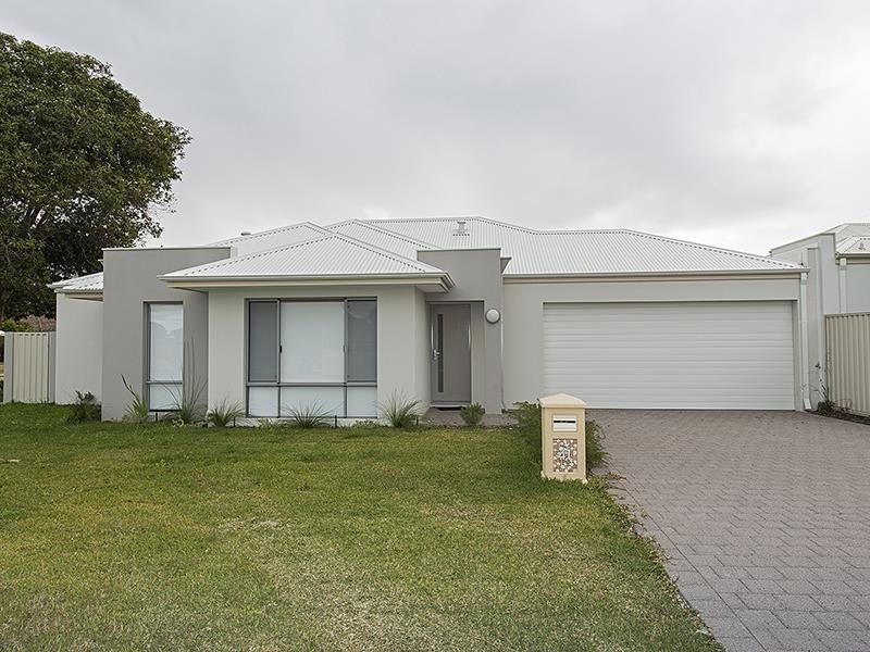 TERRIFIC 4 X 2 HOUSE IN EXCELLENT LOCATION (3 min drive to the airport, 550m to school)