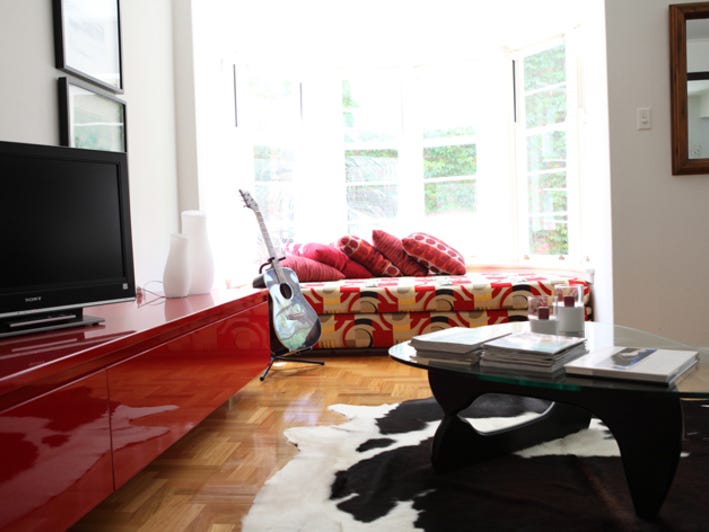 Spacious One Bedroom Unit By 2