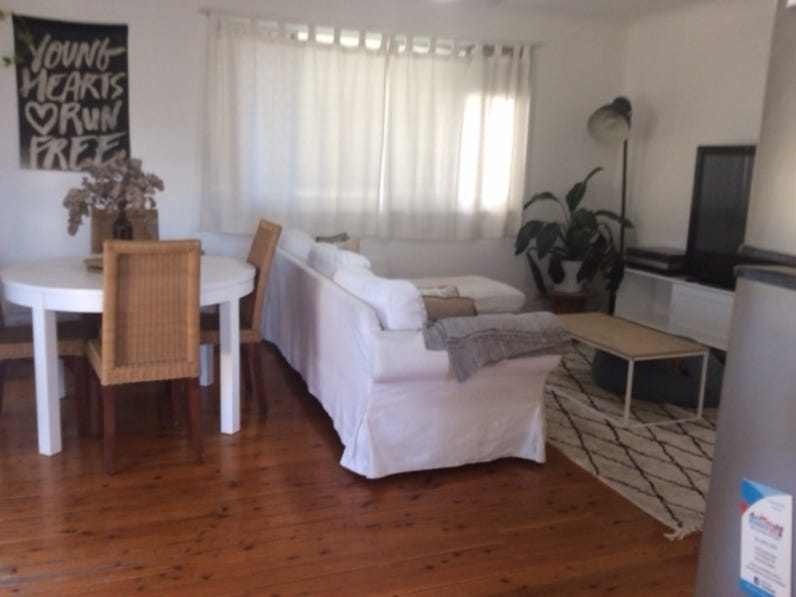 2 Bedroom Duplex Close To Nobbys Beach – $430