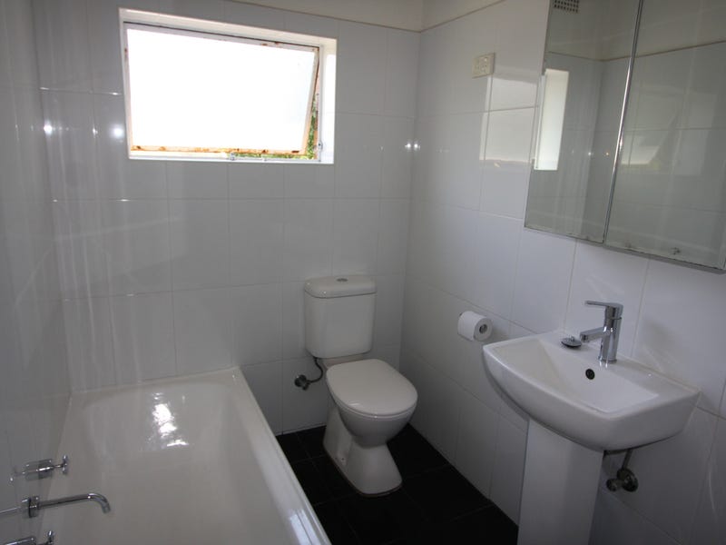 Spacious Two bedroom Unit In 3