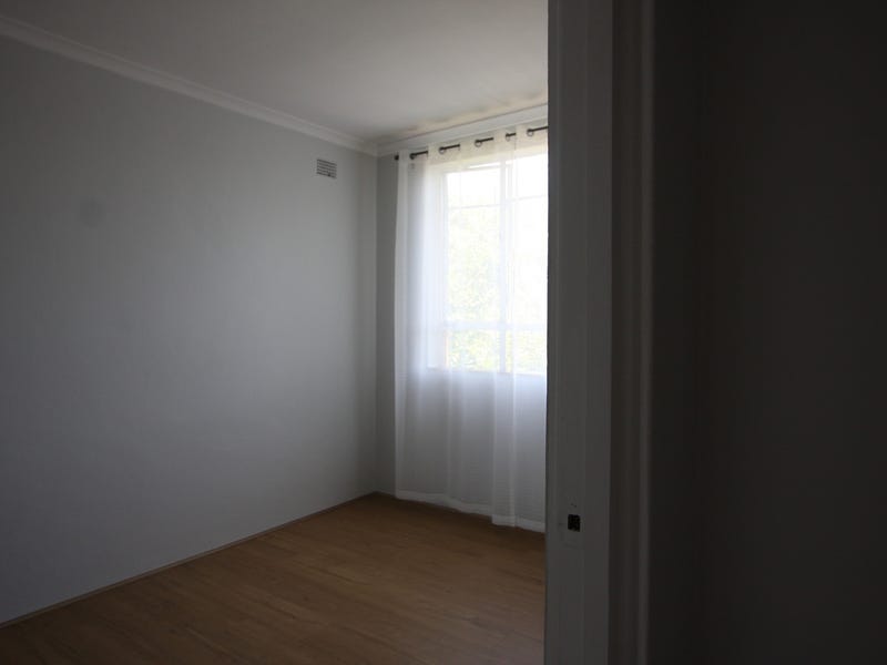 Spacious Two bedroom Unit In 4