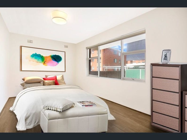 Bright & Spacious in the 3