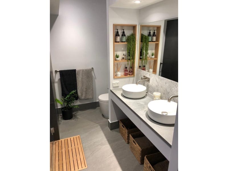 Newly renovated family home minutes 12