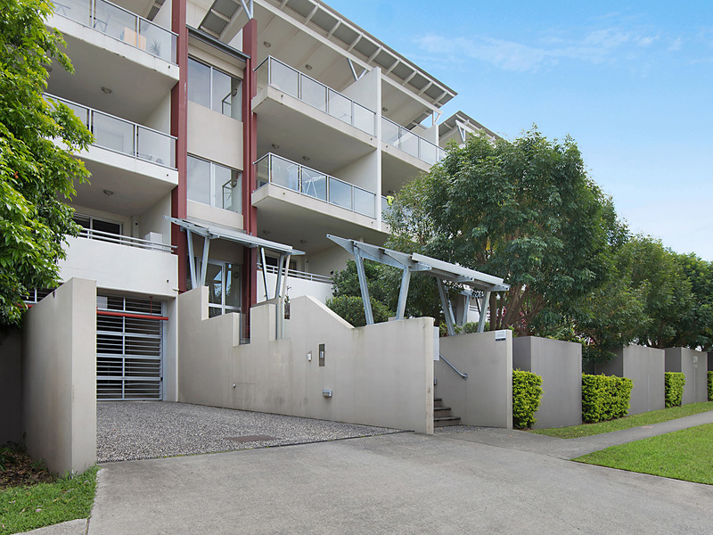 Light Filled Apartment Walking Distance 2