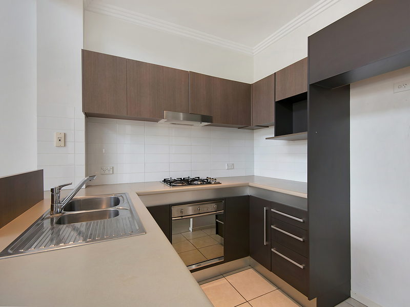 Light Filled Apartment Walking Distance 3