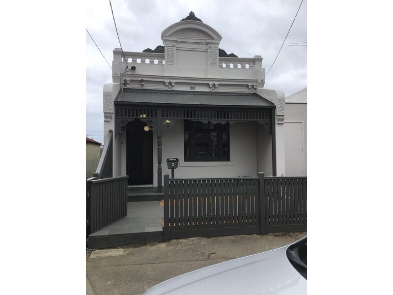 Stylish, light filled Northcote house: walk to park, shops, schools, train and tram