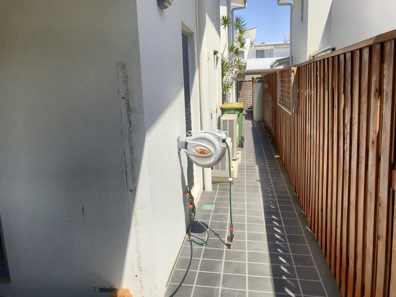 Unfurnished Modern 3 bedroom townhouse 19