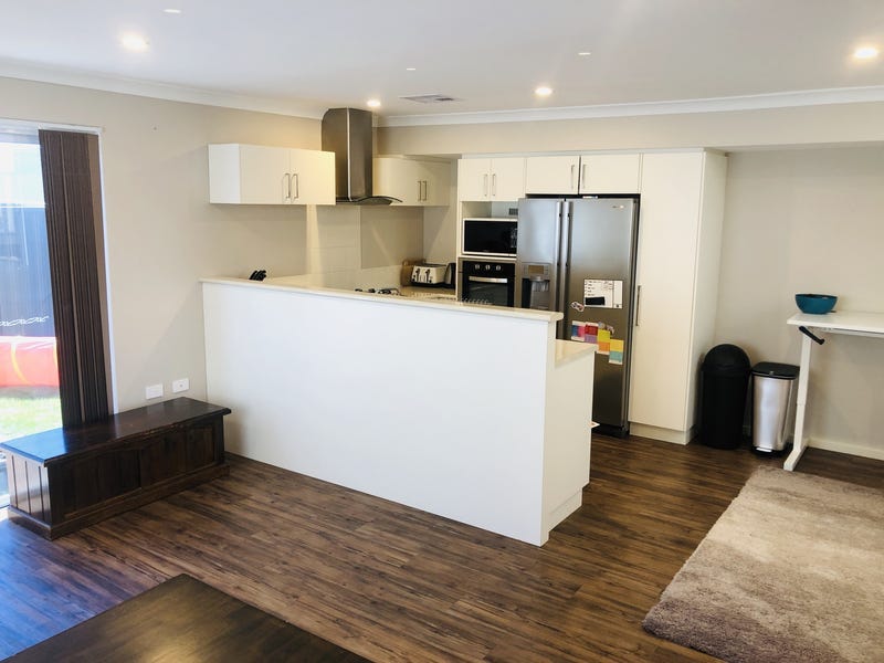 ** MODERN FAMILY-FRIENDLY BEACONSFIELD GEM! 2