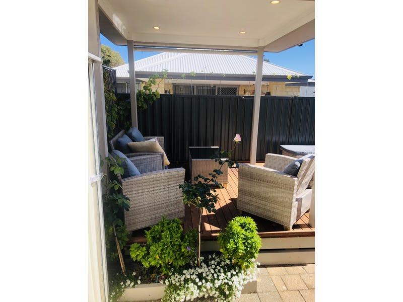 ** MODERN FAMILY-FRIENDLY BEACONSFIELD GEM! 4