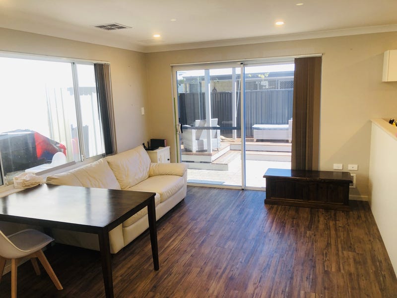 ** MODERN FAMILY-FRIENDLY BEACONSFIELD GEM! 9