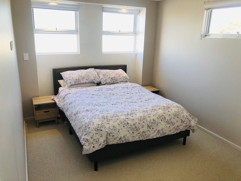 ** MODERN FAMILY-FRIENDLY BEACONSFIELD GEM! 12