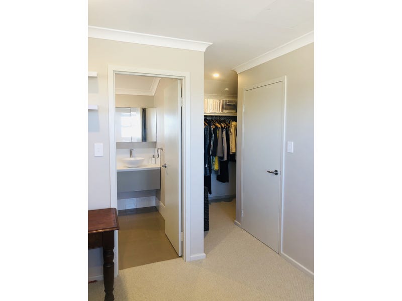 ** MODERN FAMILY-FRIENDLY BEACONSFIELD GEM! 13
