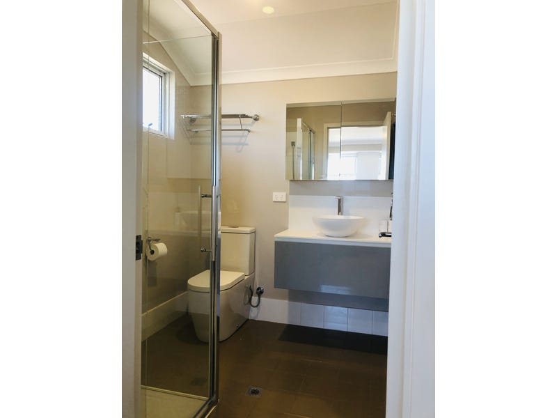 ** MODERN FAMILY-FRIENDLY BEACONSFIELD GEM! 14