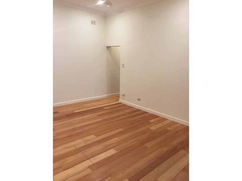 Spacious living with own hardwood 7