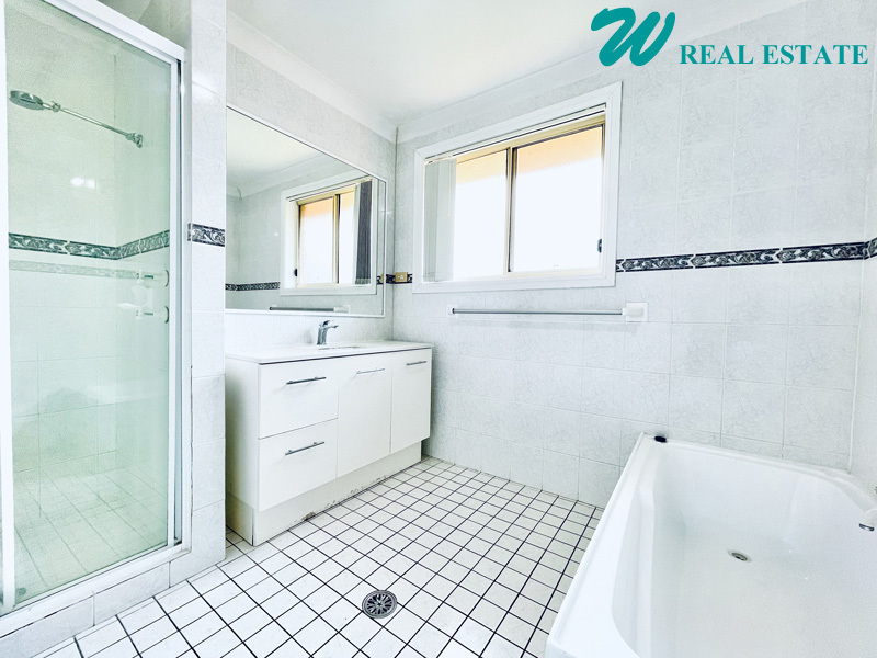 Bright Large Double-Storey Townhouse with 3