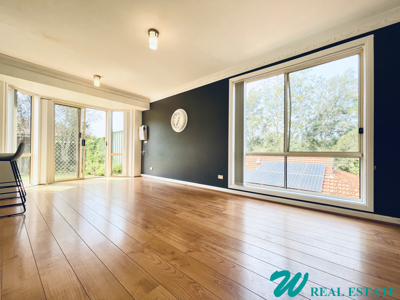 Bright Large Double-Storey Townhouse with 4