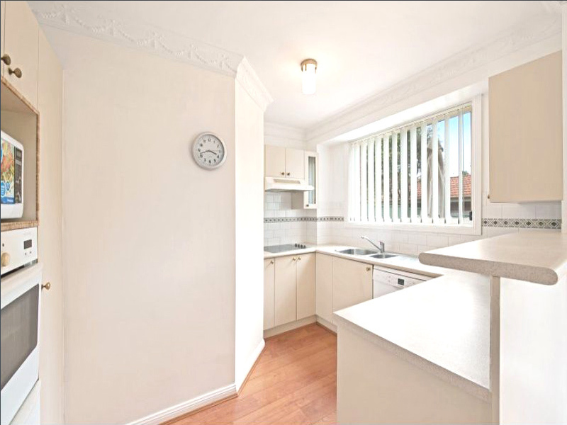 Bright Large Double-Storey Townhouse with 5