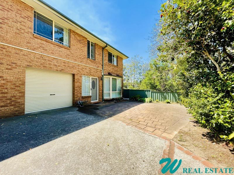 Bright Large Double-Storey Townhouse with 6