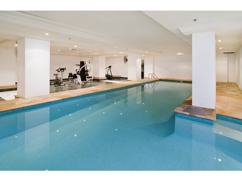 Stylishly Furnished Top-floor 1 Bedroom 2