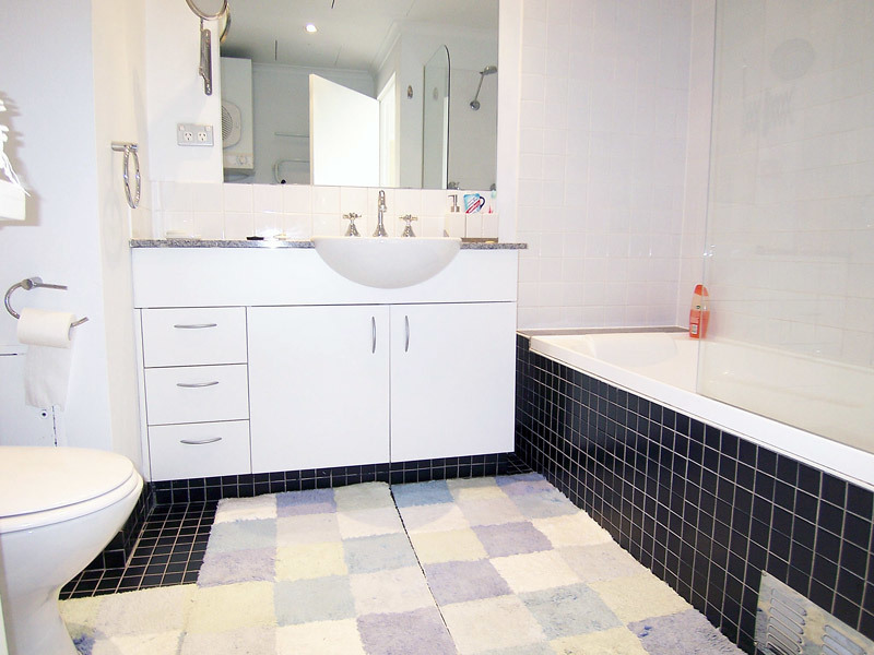 Stylishly Furnished Top-floor 1 Bedroom 3