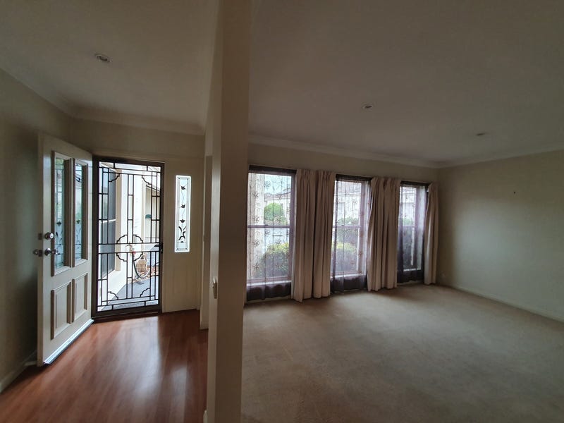 Centrally Located Townhouse (Gardener Included)