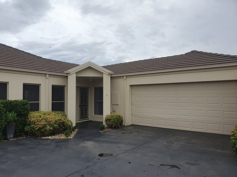 Centrally Located Townhouse (Gardener Included) 10