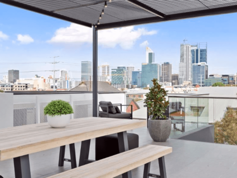 Stunning furnished apartment, central & 6