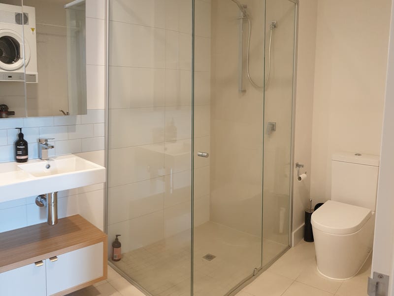Stunning furnished apartment, central & 10