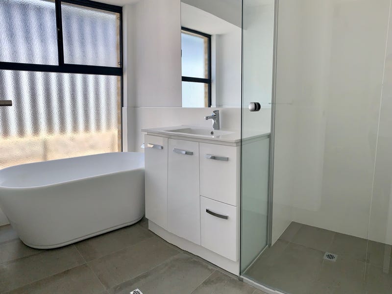 Recently renovated villa, superb location 7