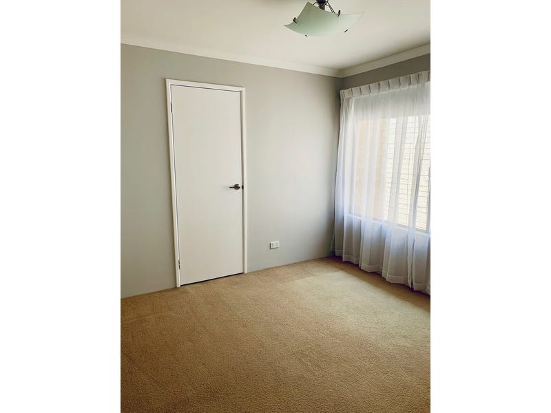 Recently renovated villa, superb location 8