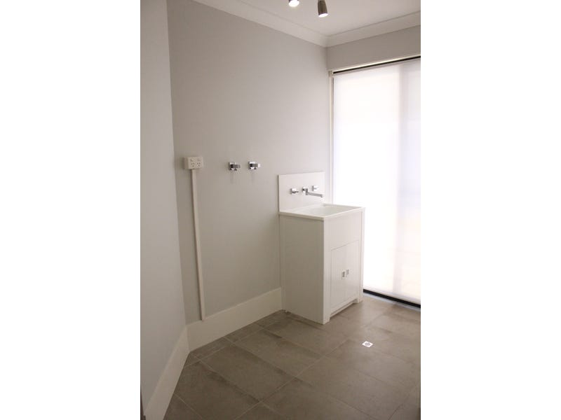 Recently renovated villa, superb location 9