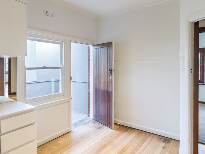 Modernised 1st Floor Apartment 3