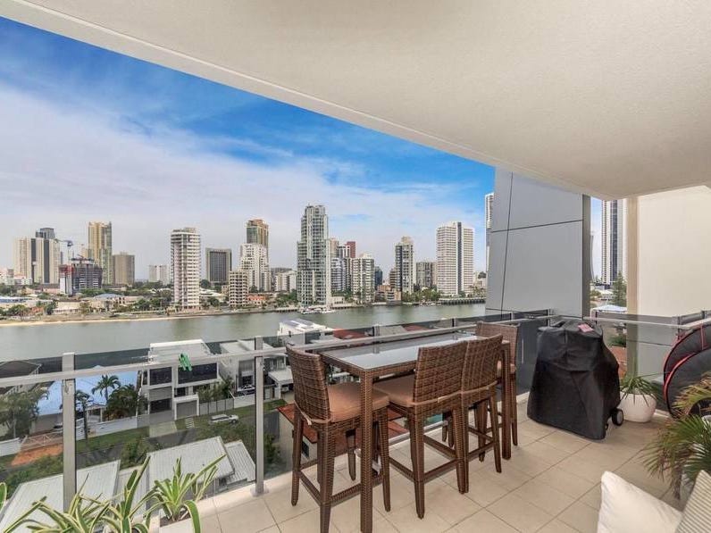 Stunning Spacious Apartment with City and Water Views