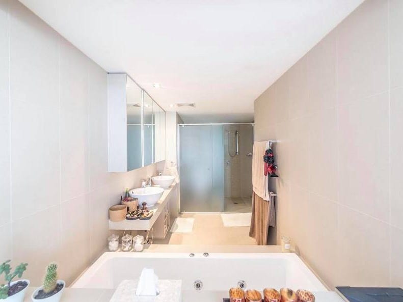 Stunning Spacious Apartment with City 5