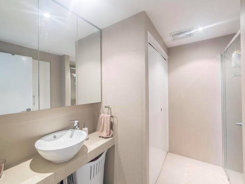 Stunning Spacious Apartment with City 8