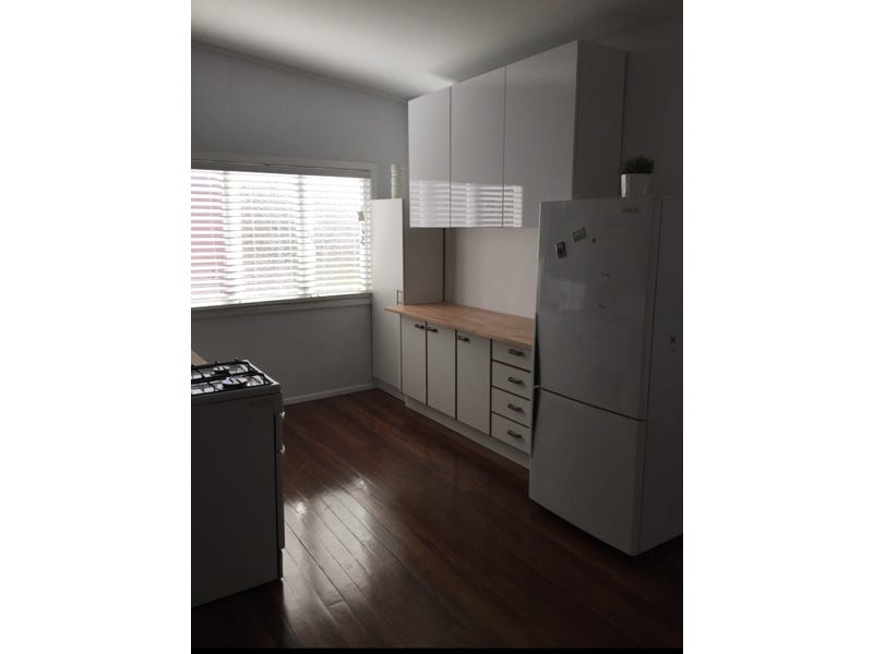 Woolloongabba Converted Queenslander Flat 2