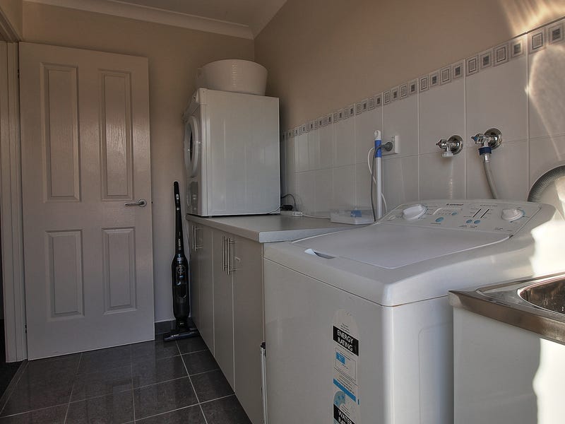 Modern immaculate 2 bedroom Villa 6