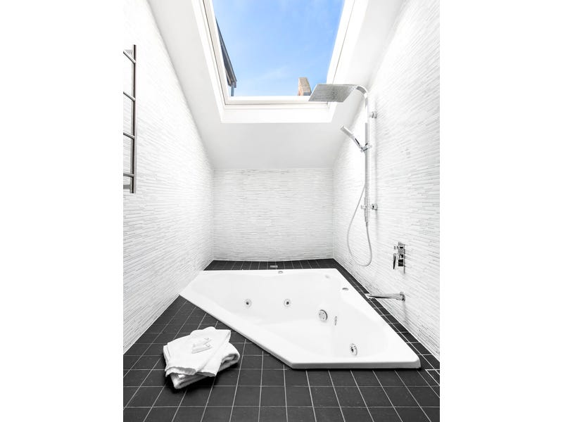 Spectacular furnished/unfurnished warehouse terrace 8